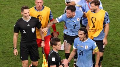Edinson Cavani tiró la pantalla del VAR tras el Uruguay-Ghana