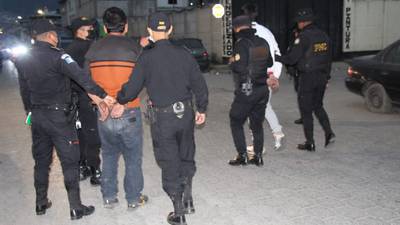 Capturan a dos presuntos robacarros en Quetzaltenango