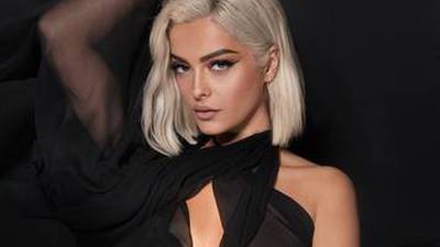 Bebe Rexha llega a los Grammy con atrevido escote y sin sostén