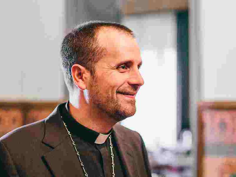 Obispo se casa con autora de novelas erótico-satánicas