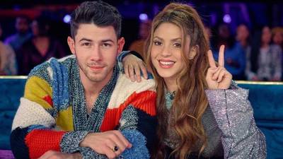 Shakira genera debate tras mover sus sensuales caderas a Nick Jonas