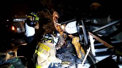 VIDEO. Bomberos de San Juan Sacatepéquez rescatan cuerpo de conductor de camión