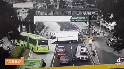 Docentes bloquean el tránsito en la Aguilar Batres, exigen contratos