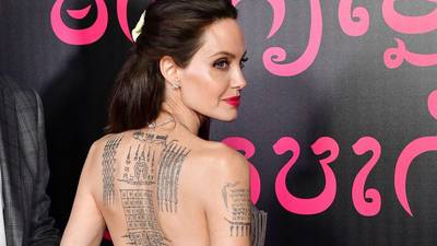 Angelina Jolie borra tatuaje dedicado a Brad Pitt, estas fotos lo revelan