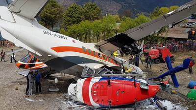 VIDEO. Avión despega y choca con dos helicópteros en la región del Everest
