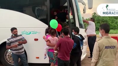Entregan juguetes a niños migrantes retornados en frontera El Ceibo