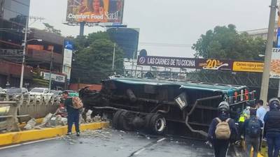 VIDEO. Violento accidente de bus extraurbano en bulevar Los Próceres