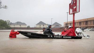 Tras inundar Texas, la tormenta Harvey amenaza Louisiana