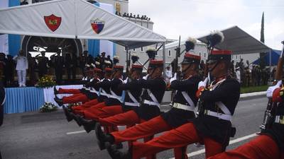 IMÁGENES. Caballería y aviones marcan desfile por Día del Ejército