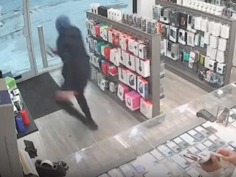 VIDEO. Roba celulares de tienda y se estrella con puerta de vidrio