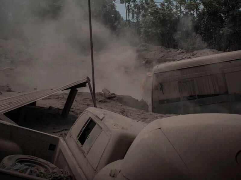 Entregan a familiares los restos de 14 víctimas de erupción del volcán de Fuego