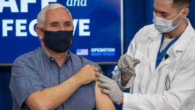 VIDEO. El vicepresidente estadounidense recibe la vacuna contra el Covid-19