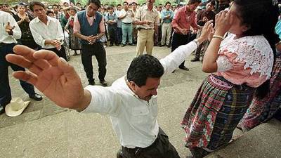 Cómo y por qué los evangélicos aumentan su peso político en América Latina