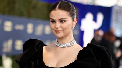 Critics Choice Awards: Selena Gómez deslumbra con su belleza en la alfombra roja