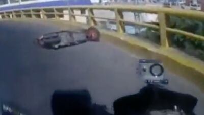 Mujeres en moto pierden la vida al caer de un puente