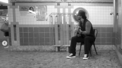 Ricardo Arjona canta en el metro de New York y transeúntes no lo reconocen