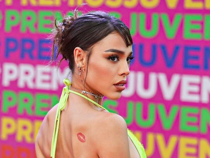 Danna Paola se tapa los senos solo con una sticker y desata la locura en Premios Juventud