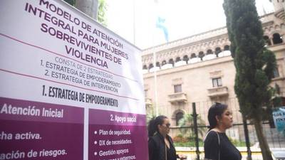Organizaciones de mujeres recolectan firmas frente a Gobernación