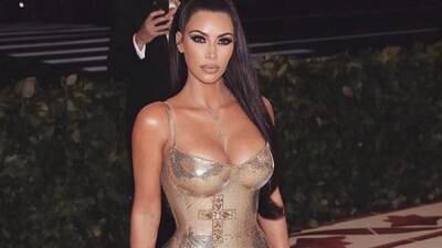 FOTO. Kim Kardashian vuelve a posar sin sostén y presume sus atributos