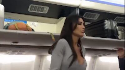 Expulsan de un avión a reconocida influencer por insultar a pasajeros