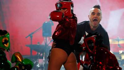 VIDEO. Robbie Williams invita a cantar a su padre en el Corona Capital