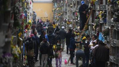 Guatemaltecos visitan las tumbas de sus seres queridos en camposantos