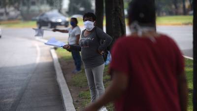 EN IMÁGENES. Guatemaltecos utilizan banderas blancas para pedir ayuda