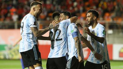 Argentina vence a Chile y recorta distancias con Brasil