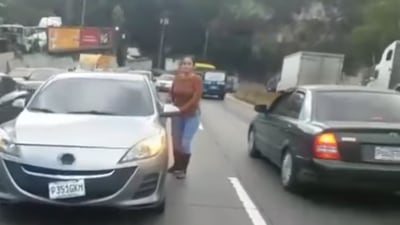 Video: conductora provoca accidente en la Villalobos y se hace viral por su reacción