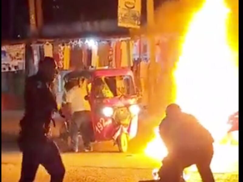 VIDEO. El dramático rescate de hombre atrapado en un mototaxi en llamas