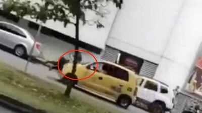 VIDEO. Taxista se lleva sobre el capó de su vehículo a un agente de tránsito