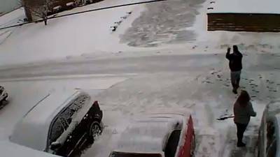 Video: hombre mata a dos personas y se quita la vida tras pelea por nieve