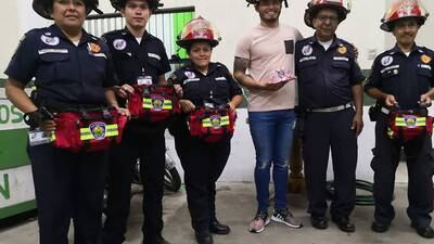 Jugador de Comunicaciones se gana el corazón de los bomberos con su gran gesto