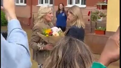 Por el Día de la Madre, primera dama de EE.UU. hace visita sorpresa en Ucrania