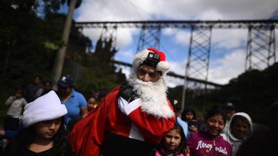 Santa Claus lleva sonrisas a los pequeños de Jesús de la Buena Esperanza