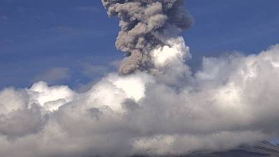 Cae ceniza en localidad mexicana tras fuerte erupción del volcán Popocatépetl