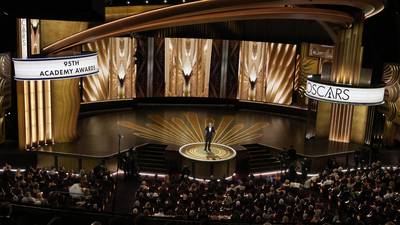 Jimmy Kimmel se prepara para los Oscars junto a las Barbies en nuevo clip promocional