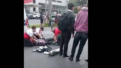 VIDEO. Vehículo deportivo choca a motoristas, quienes resultan heridos