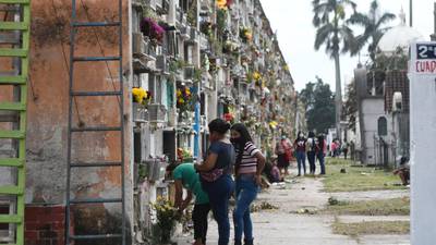 EN IMÁGENES. Alta afluencia de personas en cementerios por el Día de los Santos