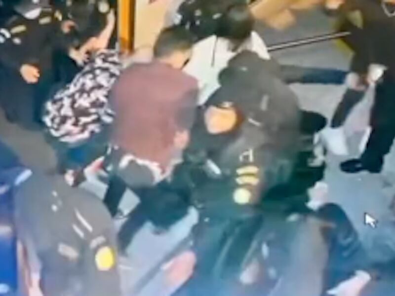 VIDEO. Entre jaloneos y empujones fueron las detenciones en discoteca de zona 9