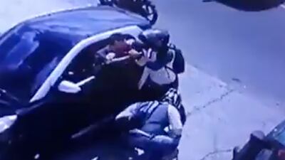 VIDEO. Entre dos motoladrones asaltan a un hombre en Mixco