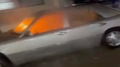 VIDEO. Migrantes venezolanos salvan la vida de hombre atrapado en auto en llamas