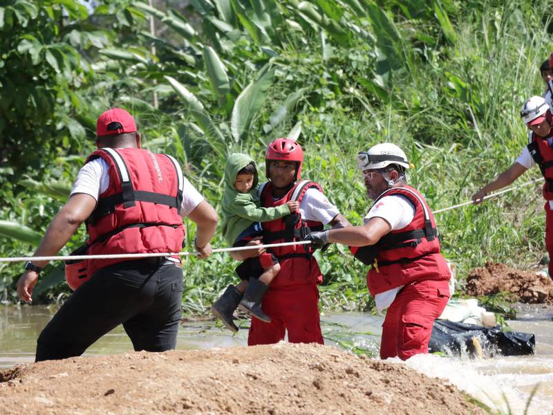 Continúan evacuaciones de emergencia por desborde de río Motagua en Puerto Barrios, Izabal