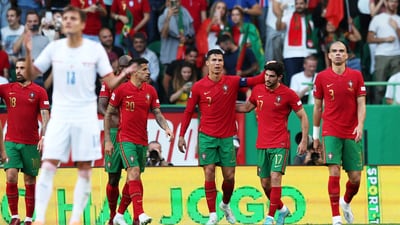 Portugal, con Cristiano, se mantiene líder sobre España