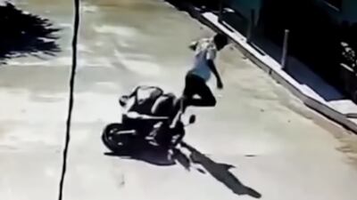 VIDEO. Conduce su moto sin una mano y su caída se hace viral en Retalhuleu