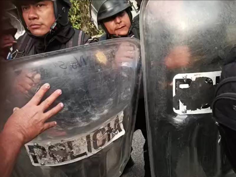 VIDEO. Tensión entre manifestantes y PNC en Alta Verapaz