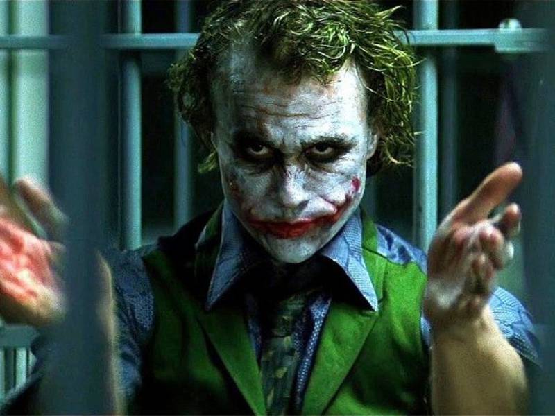 Se filtran fotos inéditas de Heath Ledger maquillándose para interpretar al Joker