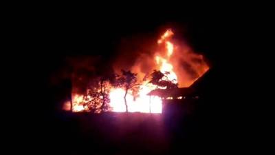 VIDEO. Incendio consume antigua estación del tren en Coatepeque