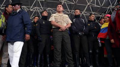 Manifestantes mantienen retenidos a ocho policías en Ecuador