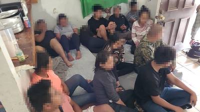 Encuentran a 28 migrantes en casa escondite de Laredo, Texas